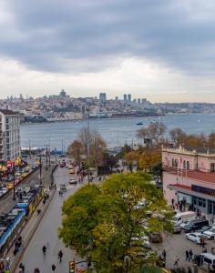 een stadsstraat met uitzicht op het water bij Eurostars Hotel Old City in Istanbul