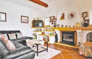 - un salon avec un canapé et une cheminée dans l'établissement Stunning Home In Sainte Maxime With 3 Bedrooms, Wifi And Swimming Pool, à Sainte-Maxime