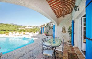 d'une terrasse avec une table et des chaises à côté de la piscine. dans l'établissement Stunning Home In Sainte Maxime With 3 Bedrooms, Wifi And Swimming Pool, à Sainte-Maxime