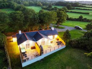 een luchtfoto van een huis in een veld bij Bee Cottage-UK39918 in Bride