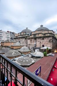 Blick auf ein Gebäude mit Sonnenschirmen auf einem Balkon in der Unterkunft Eurostars Hotel Old City in Istanbul