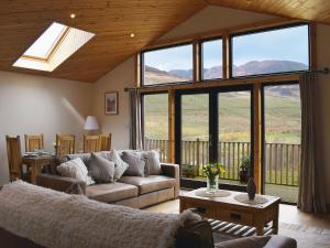 sala de estar con sofá y ventana grande en Frith View en White Bridge