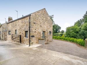 an old stone building with a driveway in front of it at The Granary in Inglewhite