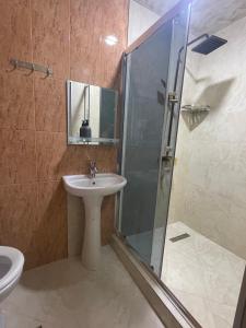 Ένα μπάνιο στο Hotel Chaika