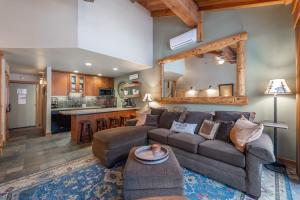 Seating area sa Cozy Northstar Village Condo Walk to Lifts 2 Full BA Excellent Location and Lots of New Snow