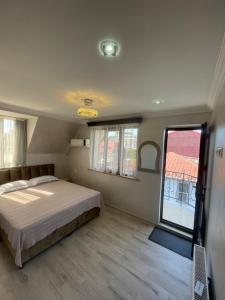 1 dormitorio con cama y ventana grande en Hotel Chaika, en Kobuleti
