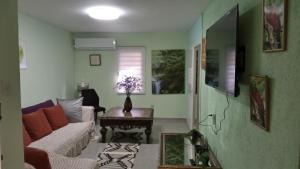 een woonkamer met een bank en een tafel bij Heaven on erth in Mitzpe Ramon