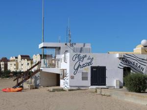 ein Gebäude mit Graffiti darauf am Strand in der Unterkunft Maison Gruissan, 1 pièce, 4 personnes - FR-1-229-115 in Gruissan