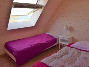 1 dormitorio con 2 camas y ventana en Maison Louannec, 5 pièces, 8 personnes - FR-1-368-65 en Louannec