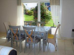 mesa de comedor y sillas con mesa y ventana en Maison Louannec, 5 pièces, 8 personnes - FR-1-368-65 en Louannec