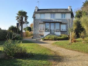 a stone house with a pathway leading to it at Maison Trégastel, 4 pièces, 5 personnes - FR-1-368-137 in Trégastel