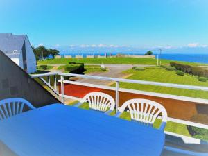 una mesa azul y sillas en un balcón con vistas al océano en Appartement Quiberon, 2 pièces, 5 personnes - FR-1-478-125, en Quiberon
