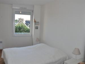 Un pat sau paturi într-o cameră la Appartement Trégastel, 3 pièces, 4 personnes - FR-1-368-186