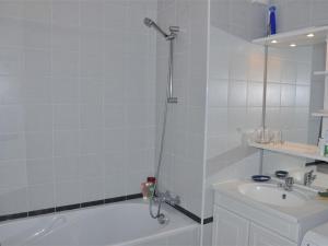 Ett badrum på Appartement Trégastel, 3 pièces, 4 personnes - FR-1-368-186