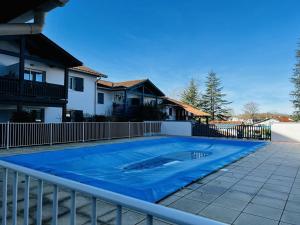 a swimming pool in the backyard of a house at Appartement Cambo-les-Bains, 2 pièces, 4 personnes - FR-1-495-13 in Cambo-les-Bains
