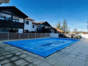 una piscina con una lona azul delante de una casa en Appartement Cambo-les-Bains, 2 pièces, 4 personnes - FR-1-495-13, en Cambo-les-Bains