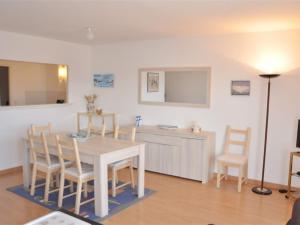 ペロス・ギレックにあるAppartement Perros-Guirec, 3 pièces, 4 personnes - FR-1-368-114のキッチン、ダイニングルーム(テーブル、椅子付)