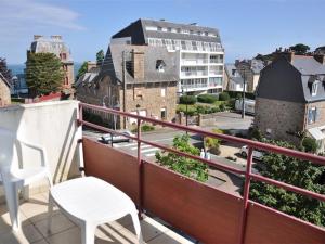 ペロス・ギレックにあるAppartement Perros-Guirec, 3 pièces, 4 personnes - FR-1-368-114のバルコニー(白いテーブル、椅子付)