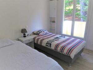- une chambre avec 2 lits et une fenêtre dans l'établissement Appartement Trébeurden, 3 pièces, 4 personnes - FR-1-368-212, à Trébeurden
