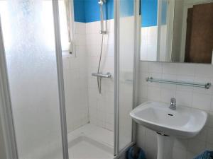 ein Badezimmer mit Dusche und Waschbecken in der Unterkunft Maison *** à 500m de la mer, jardin clos, WIFI, vélos gratuits - Trégastel - FR-1-368-238 in Trégastel + 5 Fotos