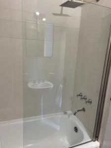 a white bathroom with a tub and a sink at Súper Precio hasta 3 Pax frente al Polo in Buenos Aires