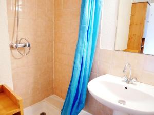 Et badeværelse på Appartement Carnac, 2 pièces, 4 personnes - FR-1-477-143