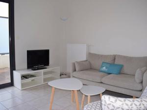 Μια τηλεόραση ή/και κέντρο ψυχαγωγίας στο Appartement 3* rénové avec terrasse et parking, au centre de Perros-Guirec, 5 personnes - FR-1-368-166