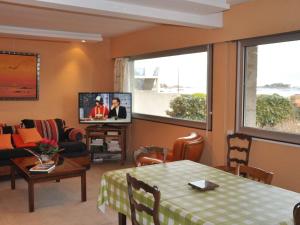 Μια τηλεόραση ή/και κέντρο ψυχαγωγίας στο Appartement avec Terrasse, WIFI, Animaux admis, Parking à Trégastel - FR-1-368-209 +7 φωτογραφίες