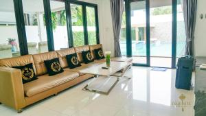Posezení v ubytování 5BD Luxury Pool Villa Pattaya - Exquisite Pool Villa C