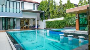 Bazén v ubytování 5BD Luxury Pool Villa Pattaya - Exquisite Pool Villa C nebo v jeho okolí