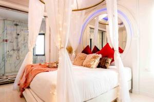 Ένα ή περισσότερα κρεβάτια σε δωμάτιο στο Exquisite Pool Villa K - Pattaya 6BD Pool Villa