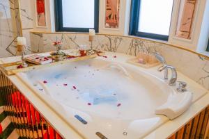 Ένα μπάνιο στο Exquisite Pool Villa K - Pattaya 6BD Pool Villa +24 φωτογραφίες