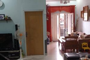 ein Wohnzimmer mit einer Tür zum Wohnzimmer in der Unterkunft Cheerfull residential home - Dillair Home Stay in Talang Kelapa