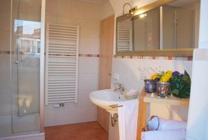 a bathroom with a sink and a shower at Ferienwohnung Seewinkel in Herrsching am Ammersee