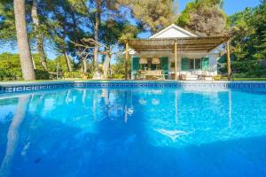 Bazén v ubytování By The Sea Lux House - Gran Piscina en Playa Fenals nebo v jeho okolí