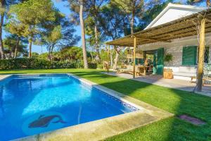 Bazén v ubytování By The Sea Lux House - Gran Piscina en Playa Fenals nebo v jeho okolí