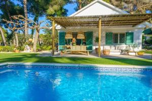 Bazén v ubytování By The Sea Lux House - Gran Piscina en Playa Fenals nebo v jeho okolí