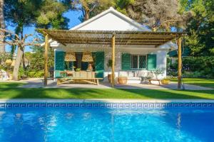 Bazén v ubytování By The Sea Lux House - Gran Piscina en Playa Fenals nebo v jeho okolí