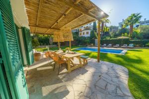 Bazén v ubytování By The Sea Lux House - Gran Piscina en Playa Fenals nebo v jeho okolí