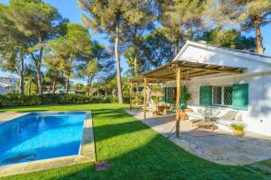 Bazén v ubytování By The Sea Lux House - Gran Piscina en Playa Fenals nebo v jeho okolí