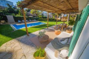 Bazén v ubytování By The Sea Lux House - Gran Piscina en Playa Fenals nebo v jeho okolí