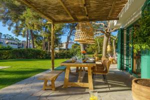 Zahrada ubytování By The Sea Lux House - Gran Piscina en Playa Fenals