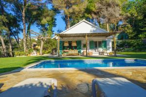 Bazén v ubytování By The Sea Lux House - Gran Piscina en Playa Fenals nebo v jeho okolí