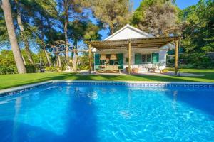 Bazén v ubytování By The Sea Lux House - Gran Piscina en Playa Fenals nebo v jeho okolí