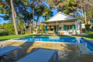 Bazén v ubytování By The Sea Lux House - Gran Piscina en Playa Fenals nebo v jeho okolí