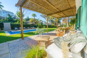 Bazén v ubytování By The Sea Lux House - Gran Piscina en Playa Fenals nebo v jeho okolí