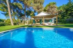Bazén v ubytování By The Sea Lux House - Gran Piscina en Playa Fenals nebo v jeho okolí