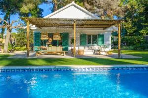 Bazén v ubytování By The Sea Lux House - Gran Piscina en Playa Fenals nebo v jeho okolí