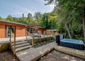 Casa con terraza y bañera de hidromasaje en Gadgirth Estate Lodges, en Annbank