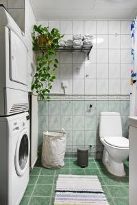 y baño con lavadora y aseo. en Sparkling modern house in Kista - close to city en Estocolmo